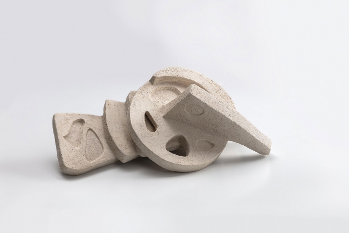 METAMORPHOSIS / Ton weiss, grob schamottiert, gebrannt / 20 x 14 x 38 cm / 7.9 x 5.5 x 15 in / 2020